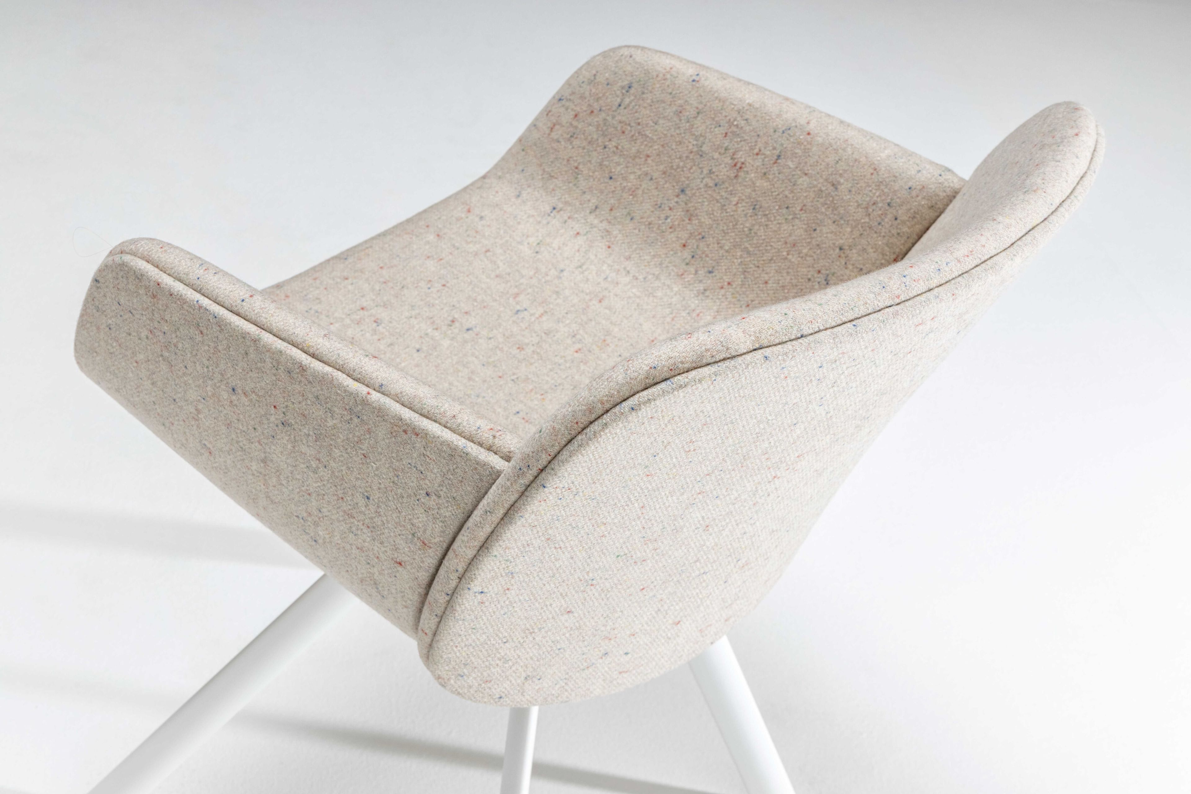 Мягкий стул на сиденье из ткани с подлокотниками VAGHI свободный мягкий ARCH-00140224