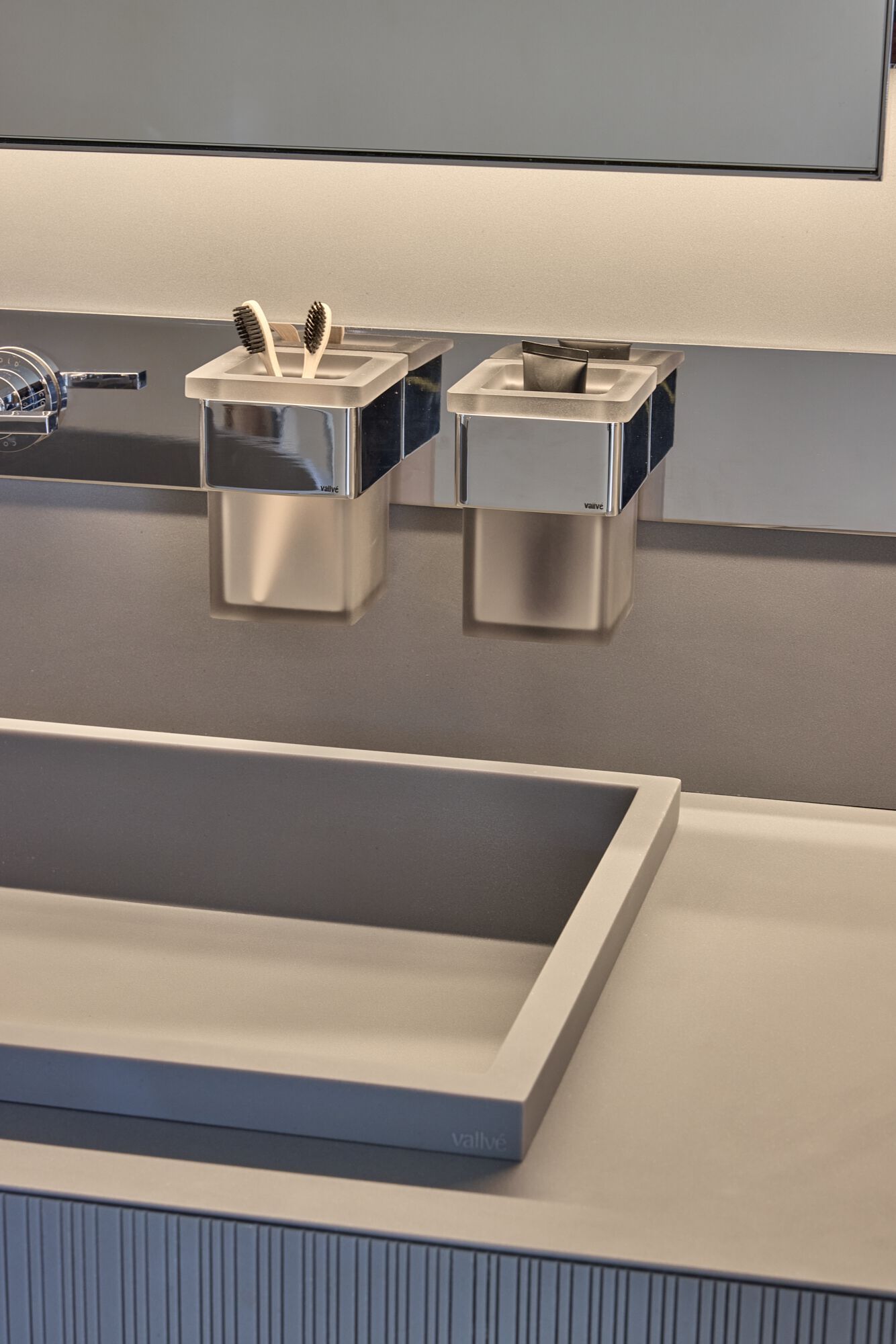 Умывальник из смолы Vallvé HEXA ARCH-00019357