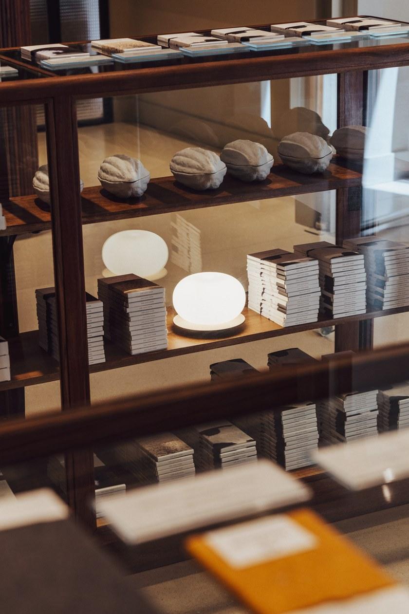 Milan Iluminacion Настольная лампа из ясеня и дутого стекла Knock 6715 - Вид №3