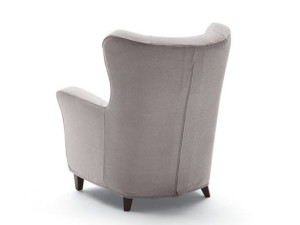 Тканевое кресло с подлокотниками