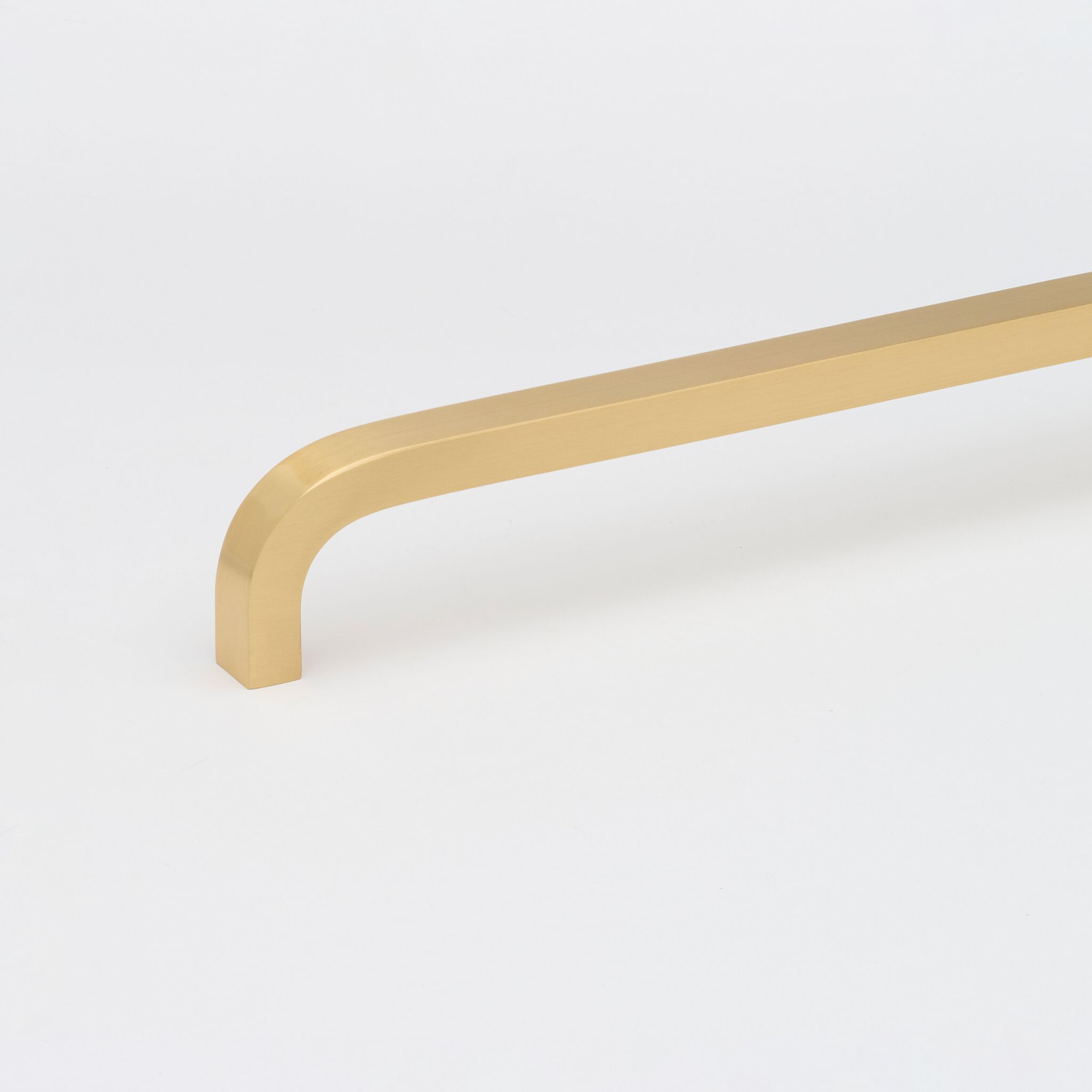 Латунная мебельная ручка Lo & Co Interiors Curve ARCH-00101114 - Вид №7