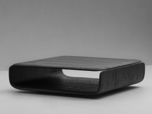 Низкий квадратный журнальный столик из массива дерева