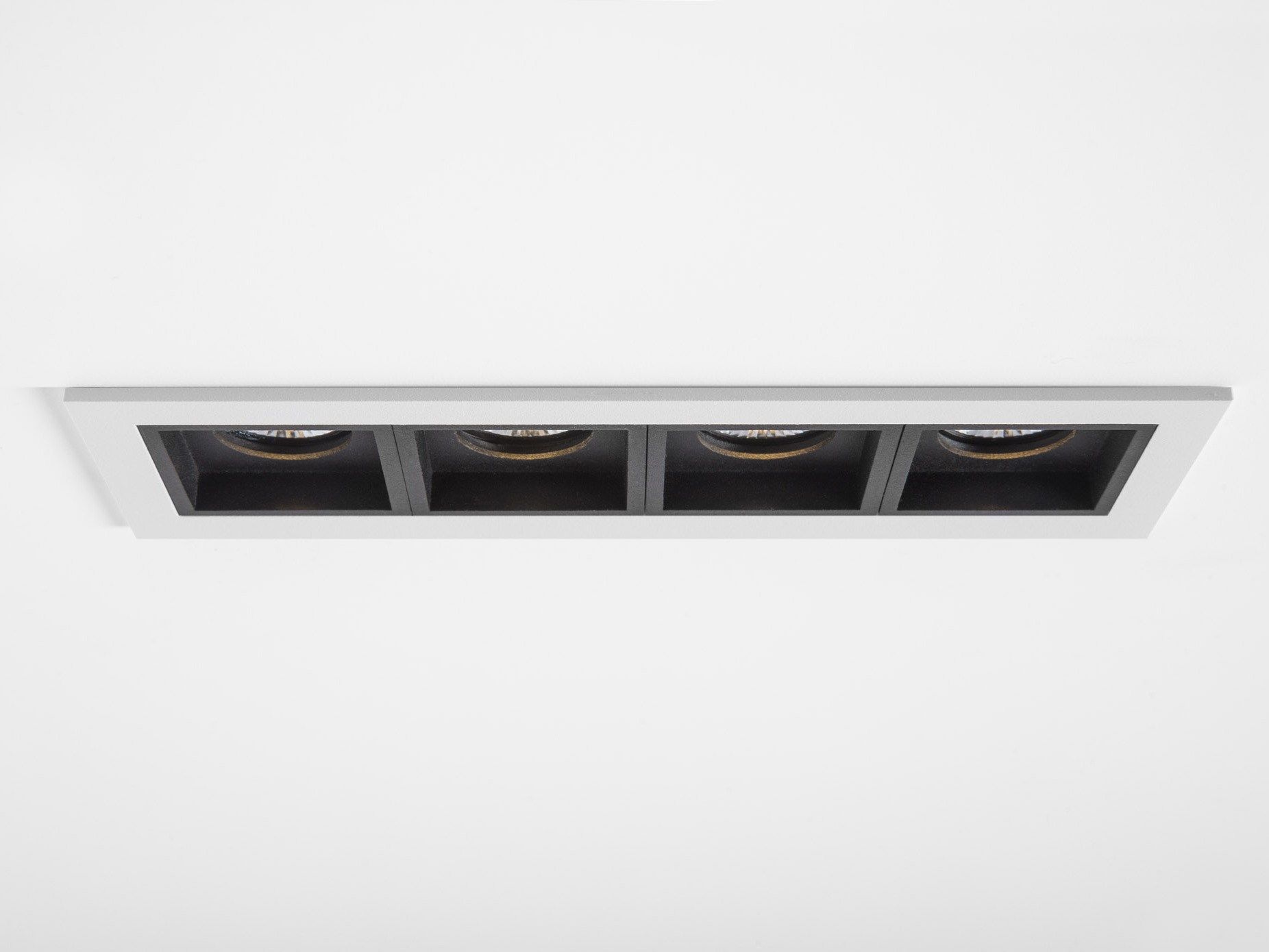 Несколько светодиодных утопленных прожекторов Modular Lighting Instruments Qbini ARCH-00024355