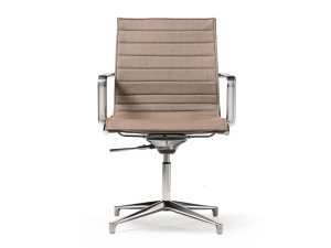 Регулируемое по высоте вращающееся офисное кресло с подлокотниками