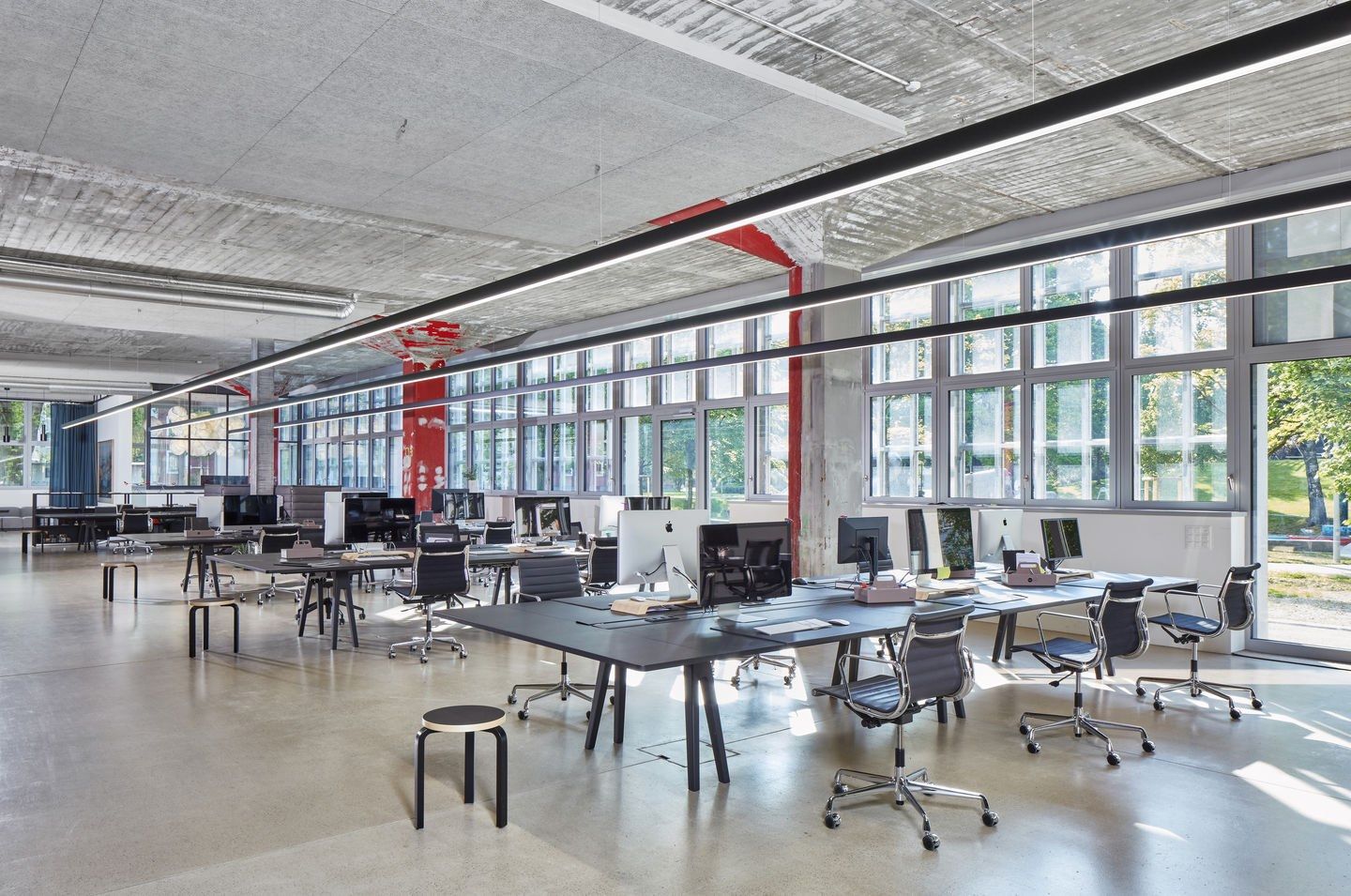 Кожаный поворотный операционный офисный стул с подлокотниками VITRA Eames Aluminium Group ARCH-00047211 - Вид №12