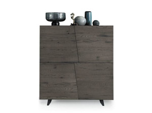 Шкаф из массива дерева с распашными дверцами