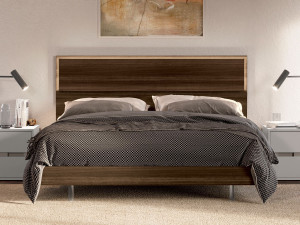 Деревянная двуспальная кровать