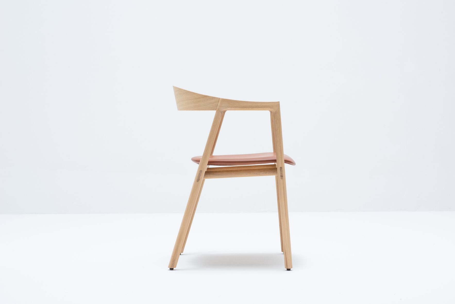 Мягкое кожаное кресло с открытой спинкой Gazzda MUNA ARCH-00051365 - Вид №28