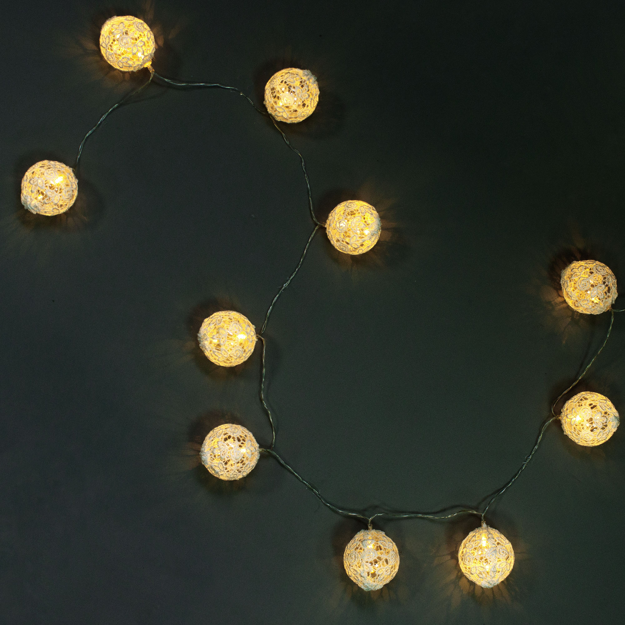 82183001 Электрогирлянда комнатная нить «Ажурные шары» 10 LED тёплый белый на батарейках Santreyd 
