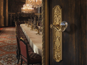 Латунная ручка в стиле Людовика XIV с кристаллами Swarovski® на пластине