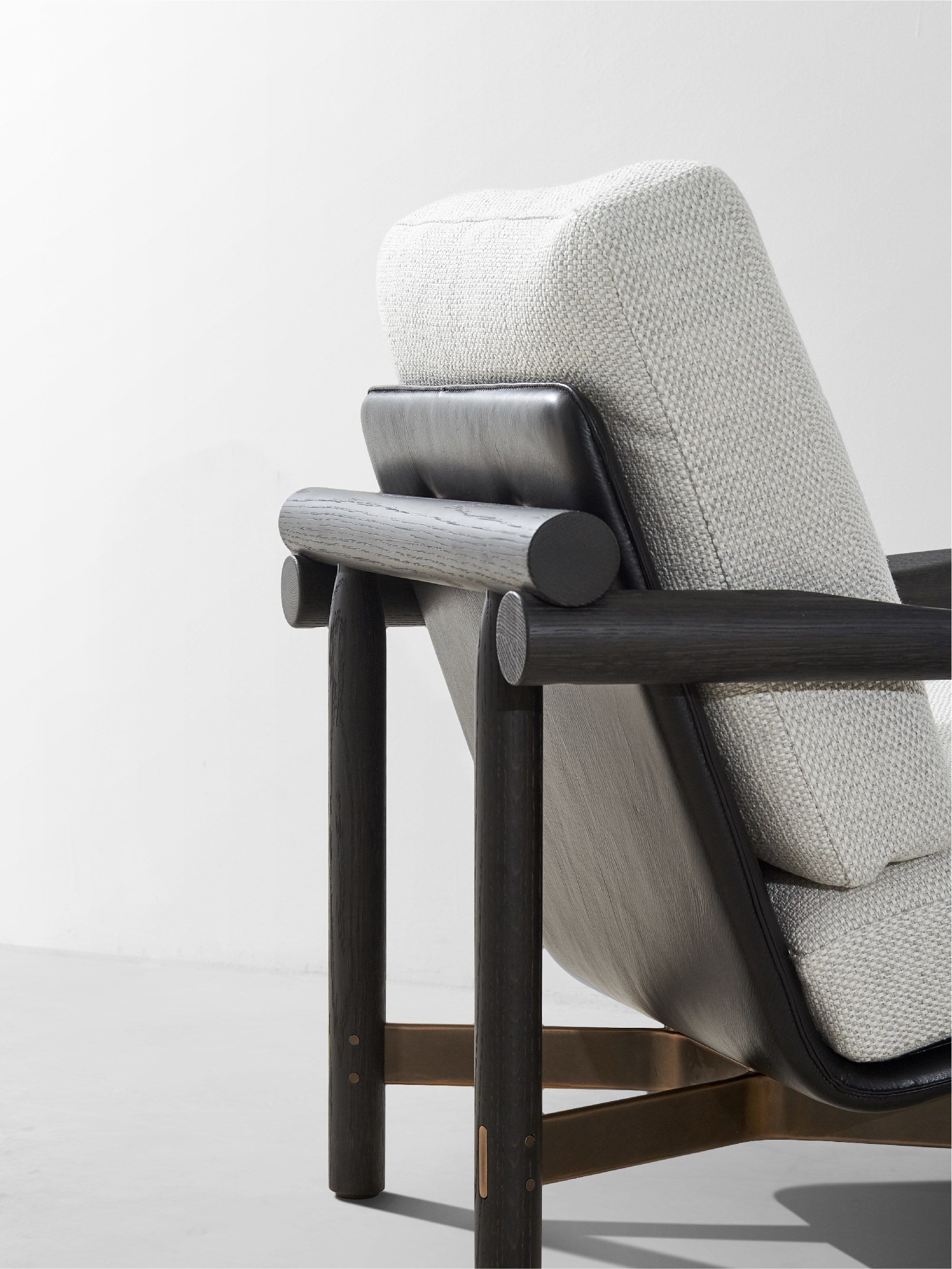 Деревянное кресло с подлокотниками District Eight Stilt ARCH-00016891 - Вид №2