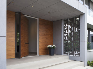 Деревянная входная дверь