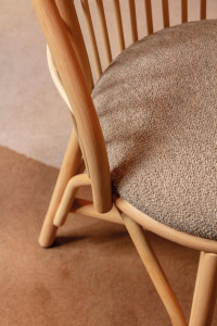 Стул из ротанга с мягким сиденьем