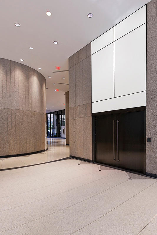 FSRT666 Система облицовки стен Levele глухими панелями; вставки из стекла vivispectra Spectrum, прослойка нестандартного изображения, стандартная отделка, стекло vivichrome chromis, белая прослойка, стандартная отделка; перегородка и дверь со стеклом vivi Forms-surfaces  - Вид №21