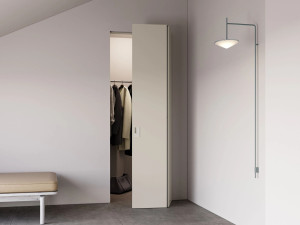 Деревянная книга стены заподлицо двери