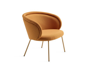 Тканевое кресло с подлокотниками