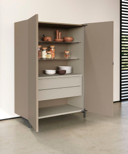 Деревянный сервант