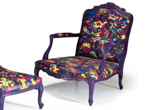 Тканевое кресло с подлокотниками