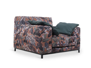 Тканевое кресло с подлокотниками