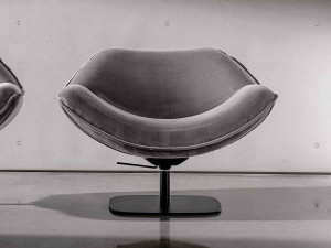 Тканевое вращающееся кресло с подлокотниками