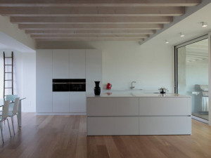 Деревянная кухня с островом