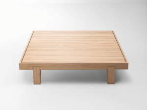 Квадратный низкий садовый журнальный столик из цельного кедра