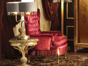 Тканевое кресло с подлокотниками