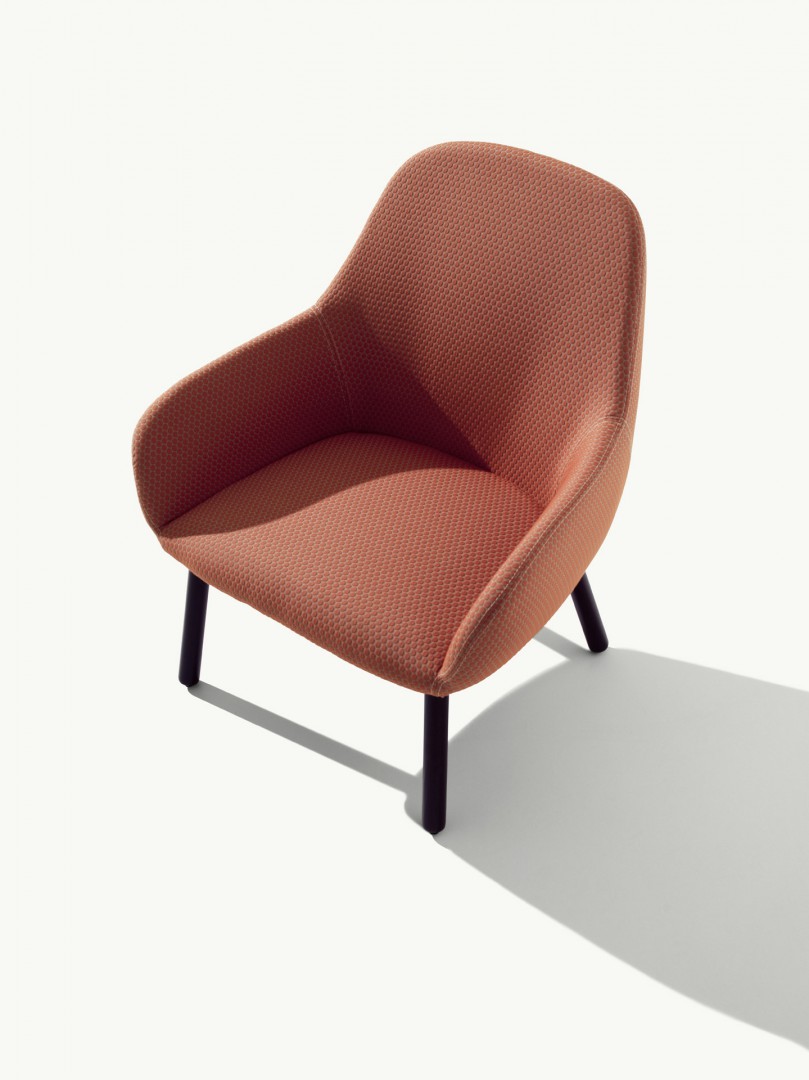 Myra 659 Кресло с четырьмя ножками на деревянной раме и тканевой обивкой. Выпускается из пенопласта с впрыском политуретана в соответствии с правилами пожарной безопасности Великобритании. Et al. Myra - Вид №1