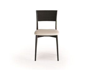 Деревянный стул с мягким сиденьем