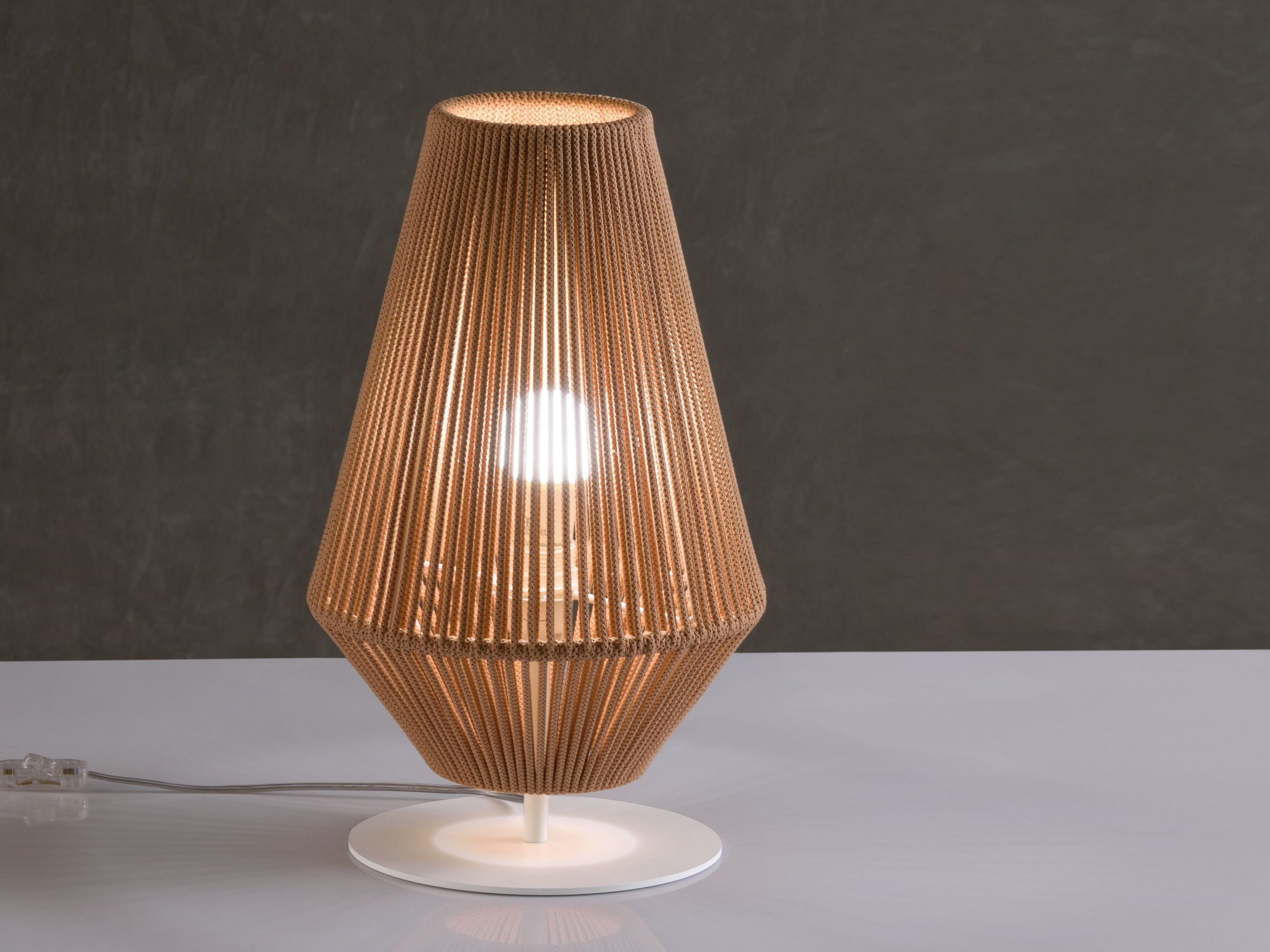 Светодиодная настольная лампа ручной работы Olé Lighting Ukelele ARCH-00058824