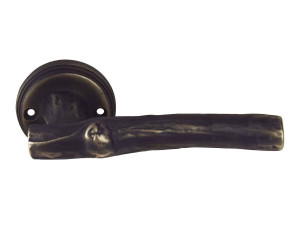 Бронзовая ручка на розетке