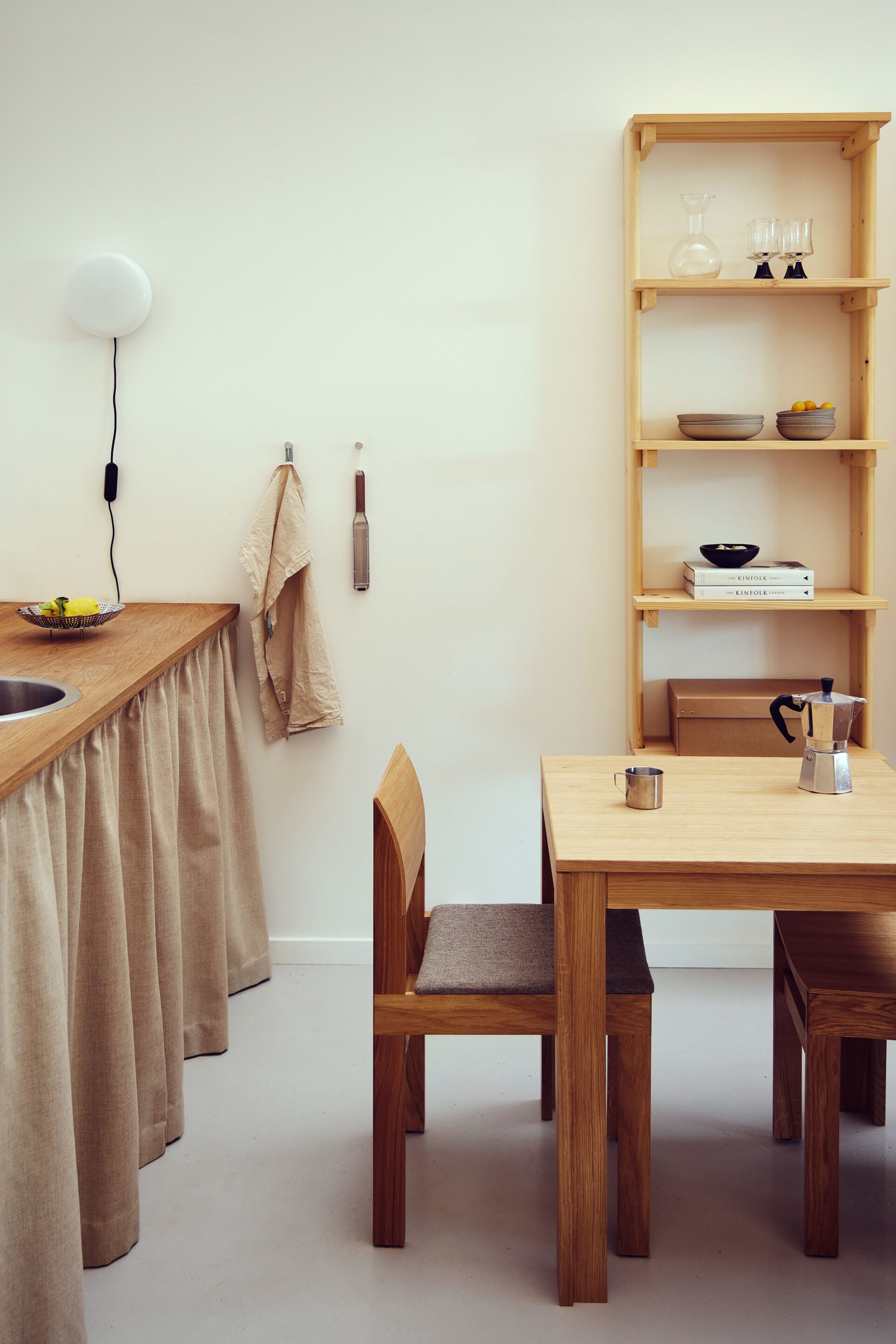 Дубовое кресло с мягкой спинкой и открытой спинкой Form & Refine Sonder ARCH-00033768 - Вид №4