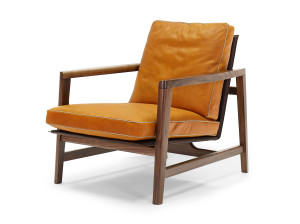 Кожаное кресло с подлокотниками