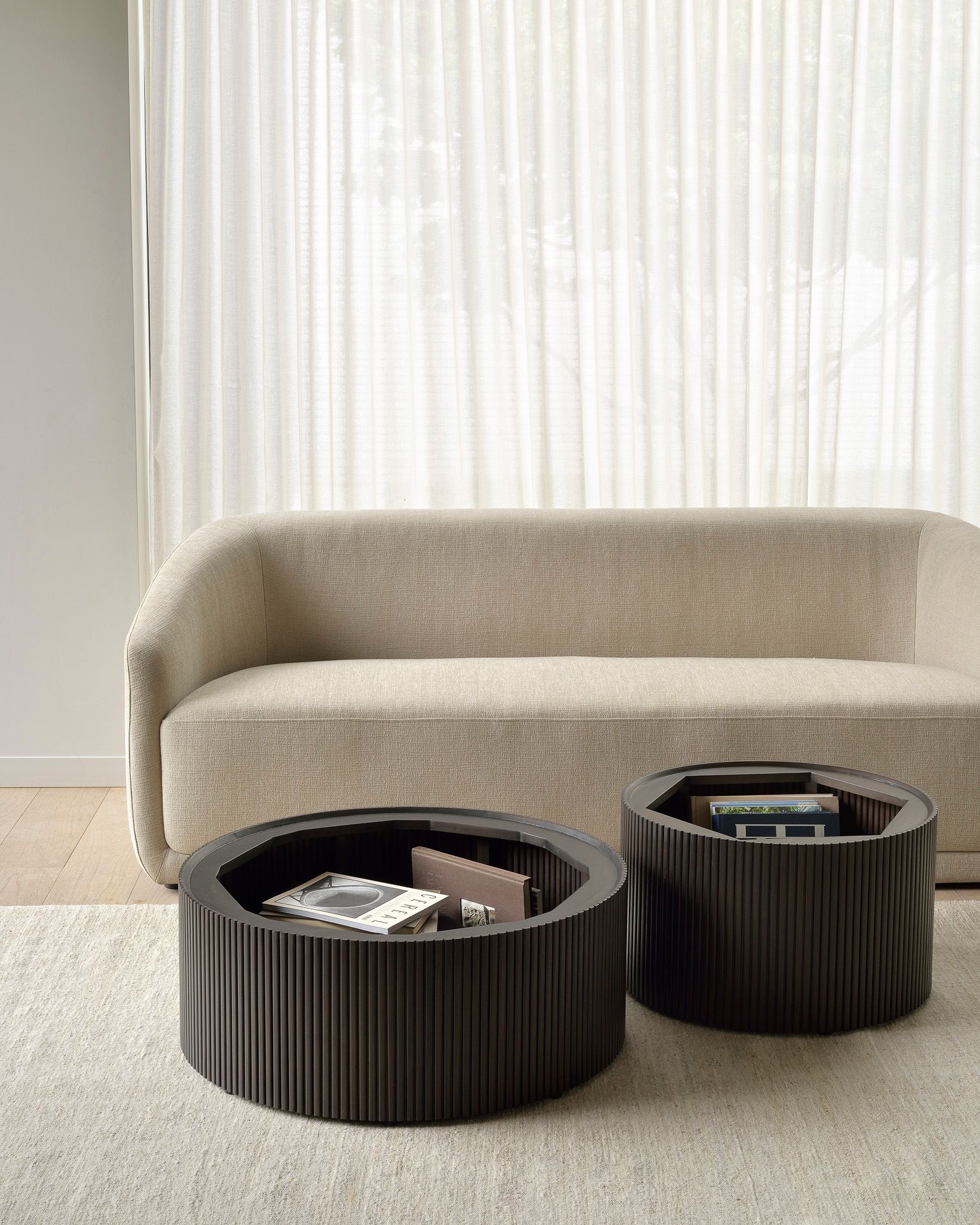 Низкий круглый журнальный столик из красного дерева с отсеком для хранения Ethnicraft Roller Max ARCH-00043322 - Вид №12