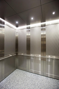 FSRT855 Внутреннее пространство лифта Levelc-2000n с верхними вставными панелями из нержавеющей стали, отделка морским камнем, углеродный узор; нижние вставные панели из нержавеющей стали, сатинированная, нестандартный рисунок эко-травления; стойки и пору