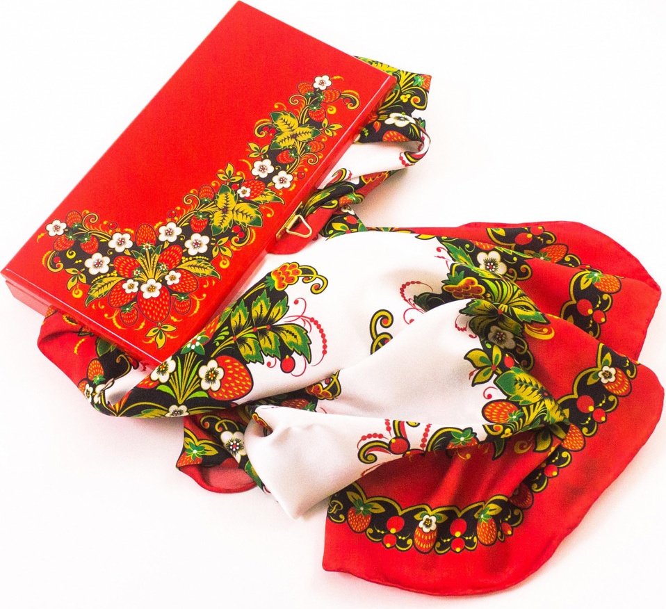 10660483 Хохломская Роспись Набор подарочный "Ягодная поляна" (Высшая категория) 130*240*25. Платок 89*89 Шелк 