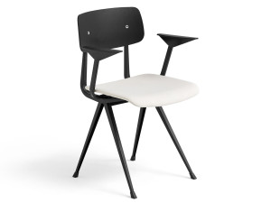 Деревянный стул с подлокотниками