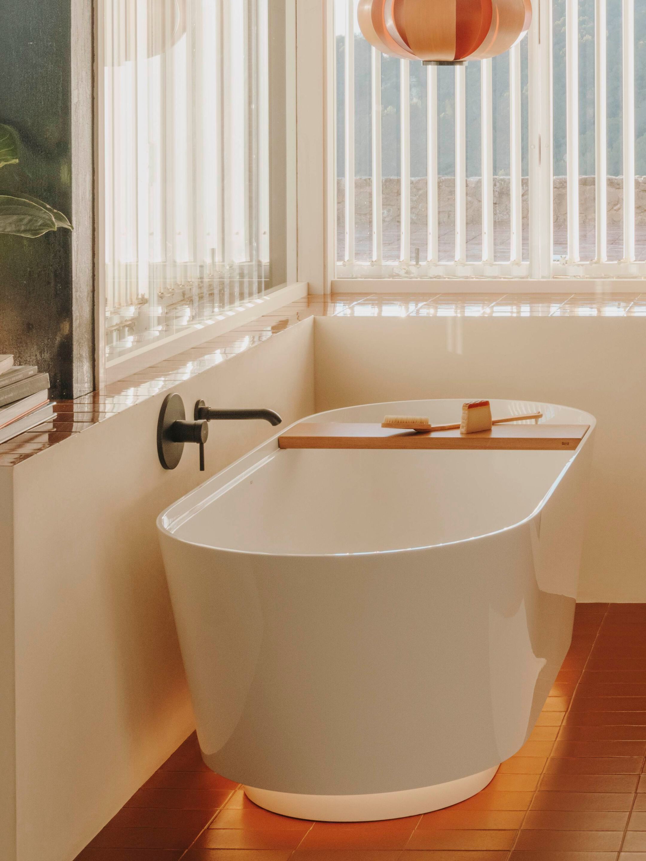 Овальная ванна в центре комнаты в Stonex® Roca Tura ARCH-00058759