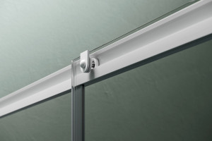 Угловая душевая кабина с раздвижной дверью и фиксированной стороной