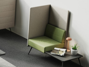 Тканевое кресло с высокой спинкой