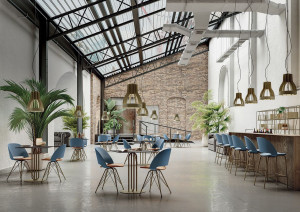 Стальной и деревянный квадратный стол