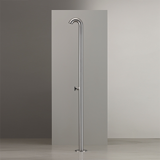 Свободно стоящий душ на открытом воздухе в AISI 316L из нержавеющей стали. Выход диск с дождевой струей в Delrin® черных матовый, контролируется прогрессивным смесителем сбора креста в черном алмазе матовой  BLD02 CEADESIGN  - Вид №3