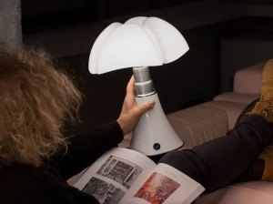 Беспроводная стальная и метакрилатная настольная лампа
