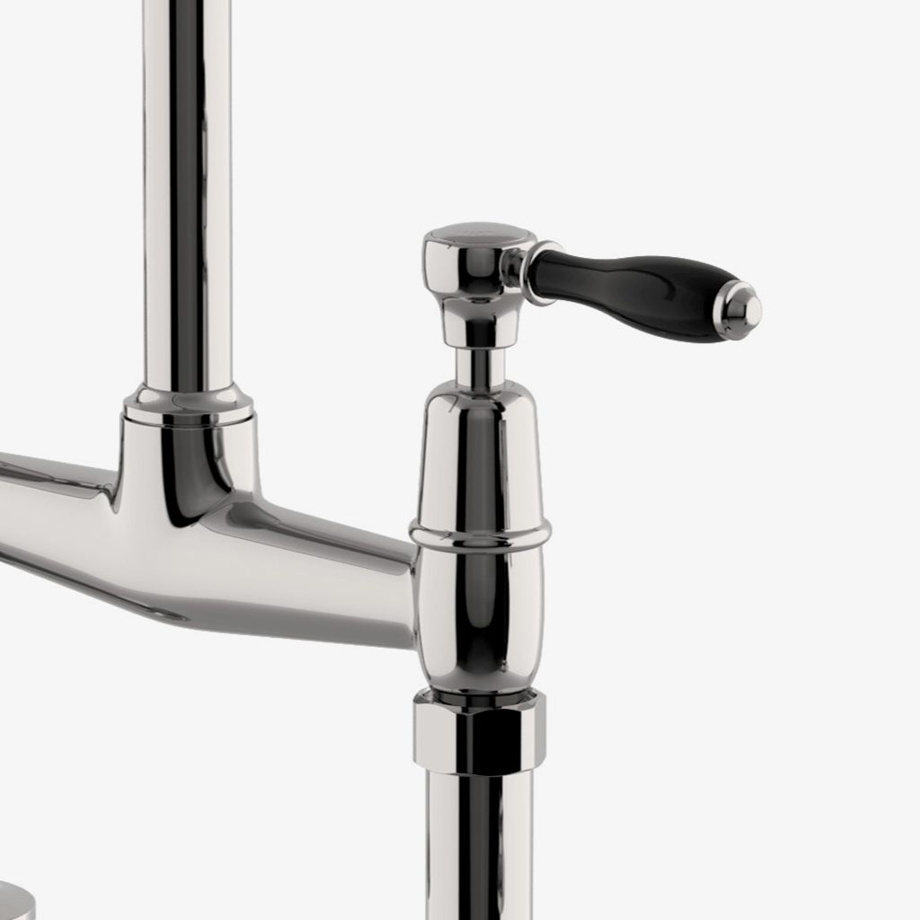 EAKM34 Классический кухонный смеситель с гусиной шеей Easton с двумя отверстиями, ручки из черного фарфора и спрей Waterworks  - Вид №1
