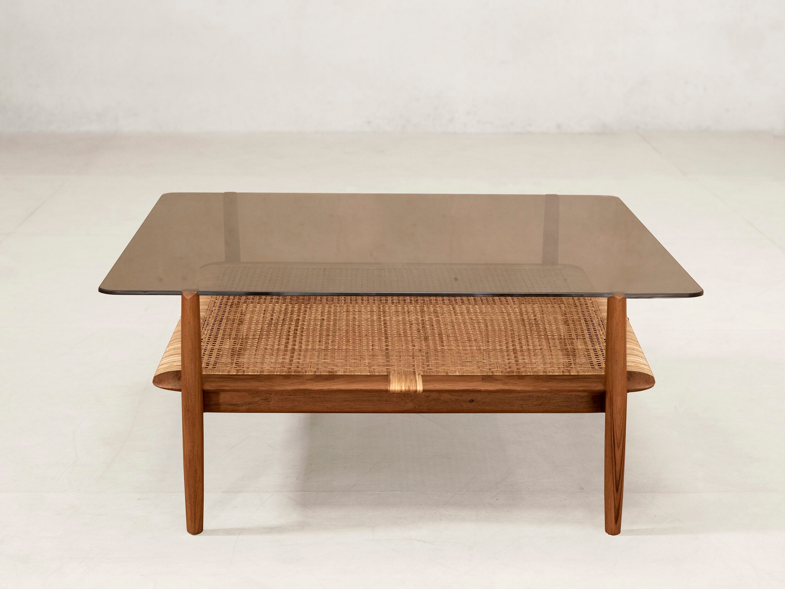 Журнальный столик из дерева и стекла Phantom Hands Tangāli ARCH-00042054