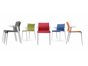 Тканевый мягкий штабелируемый стул с подлокотниками