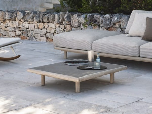 Каменный низкий квадратный садовый столик