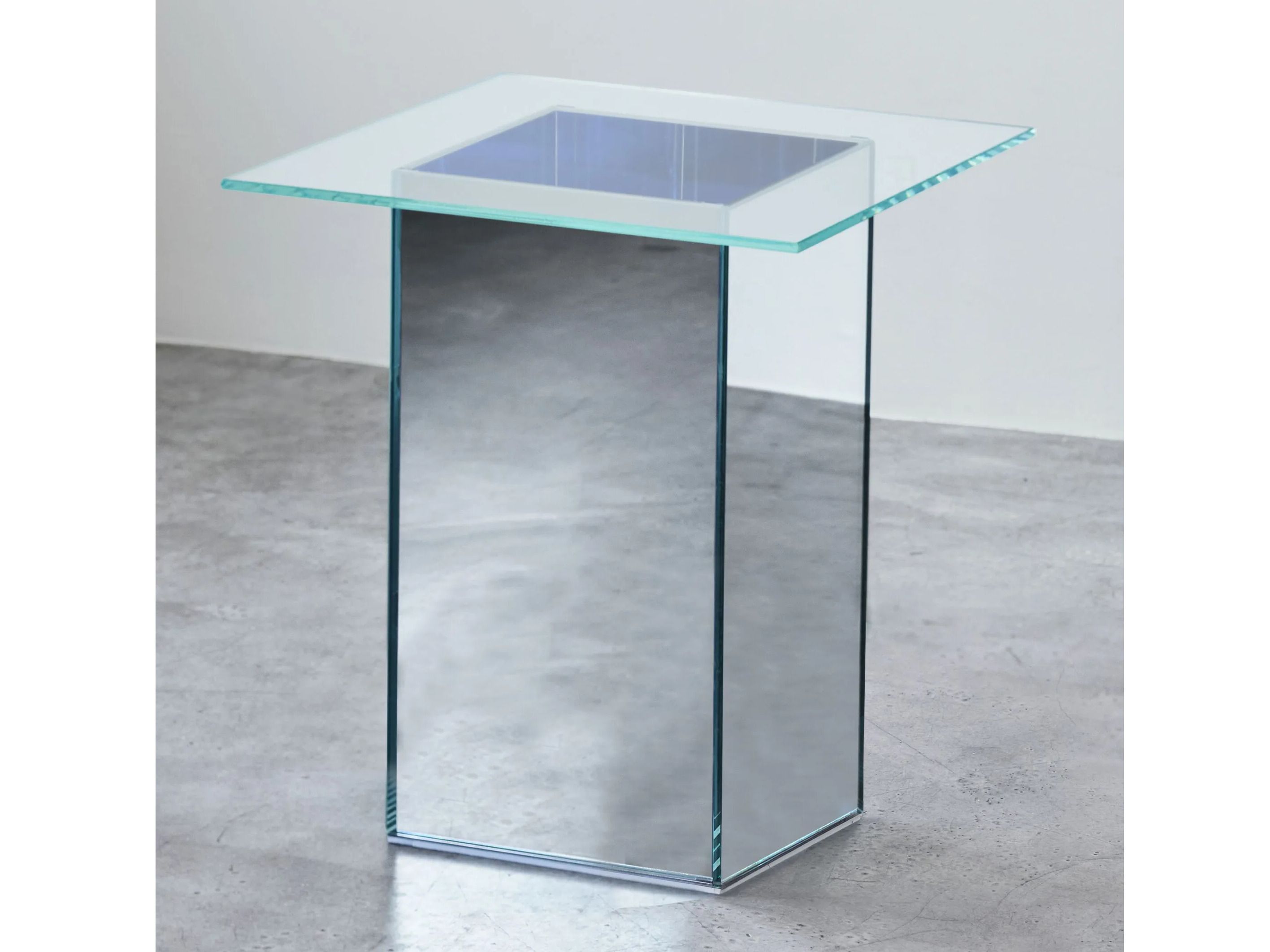 Высокий стеклянный журнальный столик Caroline Chao вид ARCH-00081378