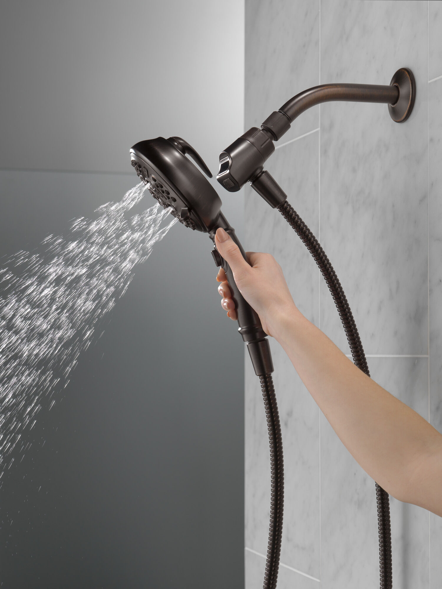 75506RB Ручной душ SureDock ™ с 7 настройками Delta Faucet DELTA Венецианская бронза - Вид №4