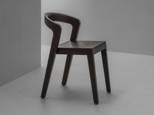 Штабелируемый стул из массива дерева